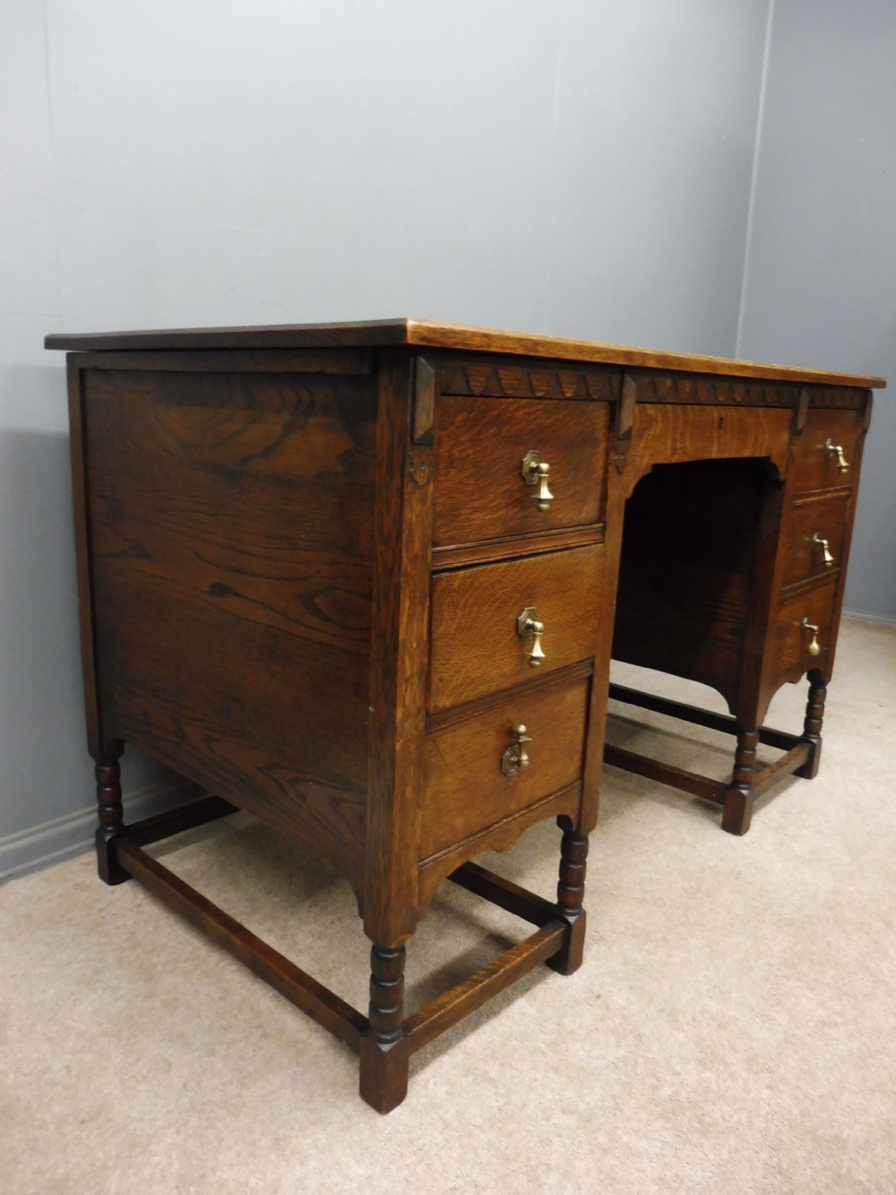 OAK ARTS AND CRAFTS STYLE DESK CIRCA 1910 View VII