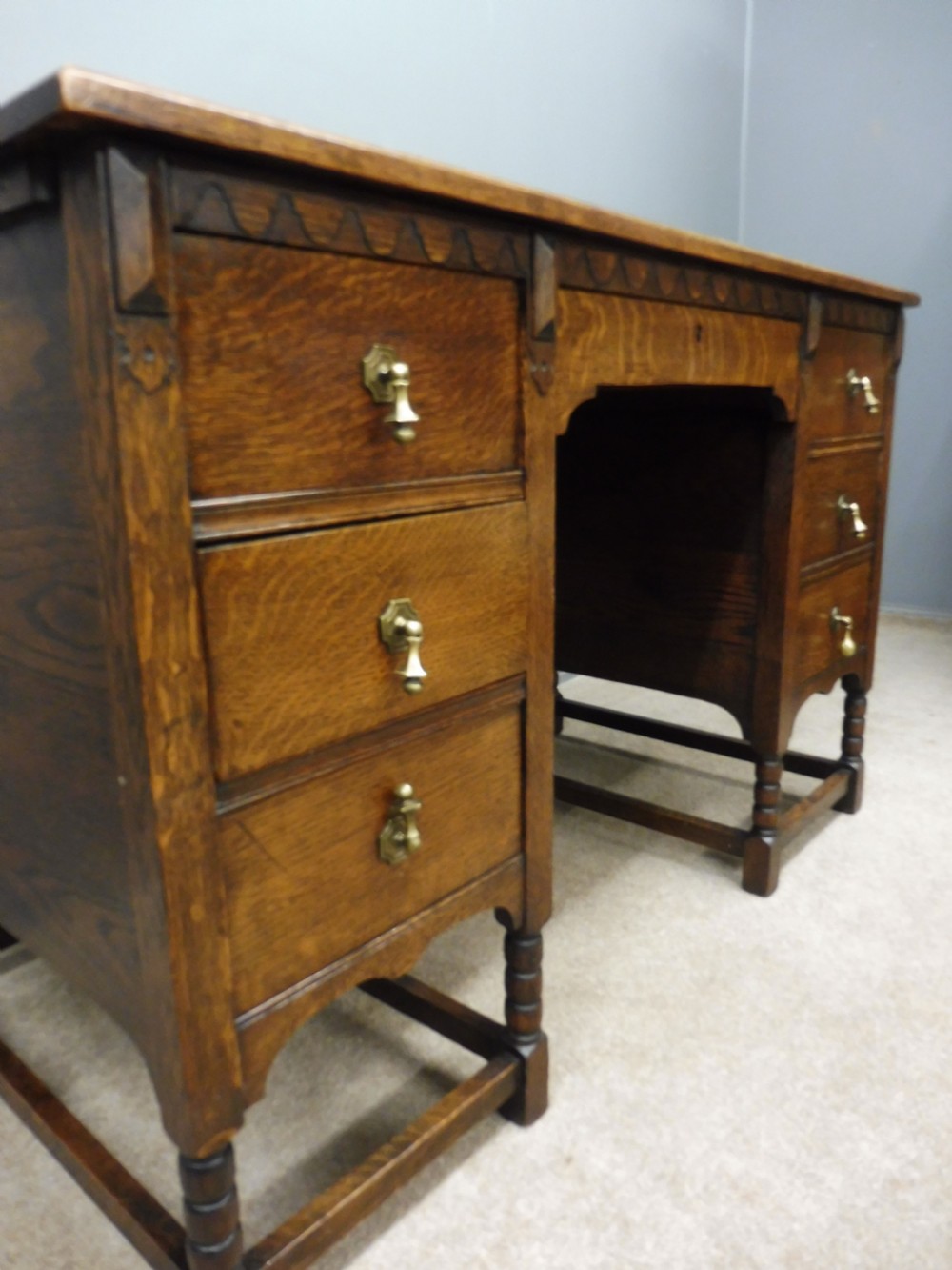OAK ARTS AND CRAFTS STYLE DESK CIRCA 1910 View VIII