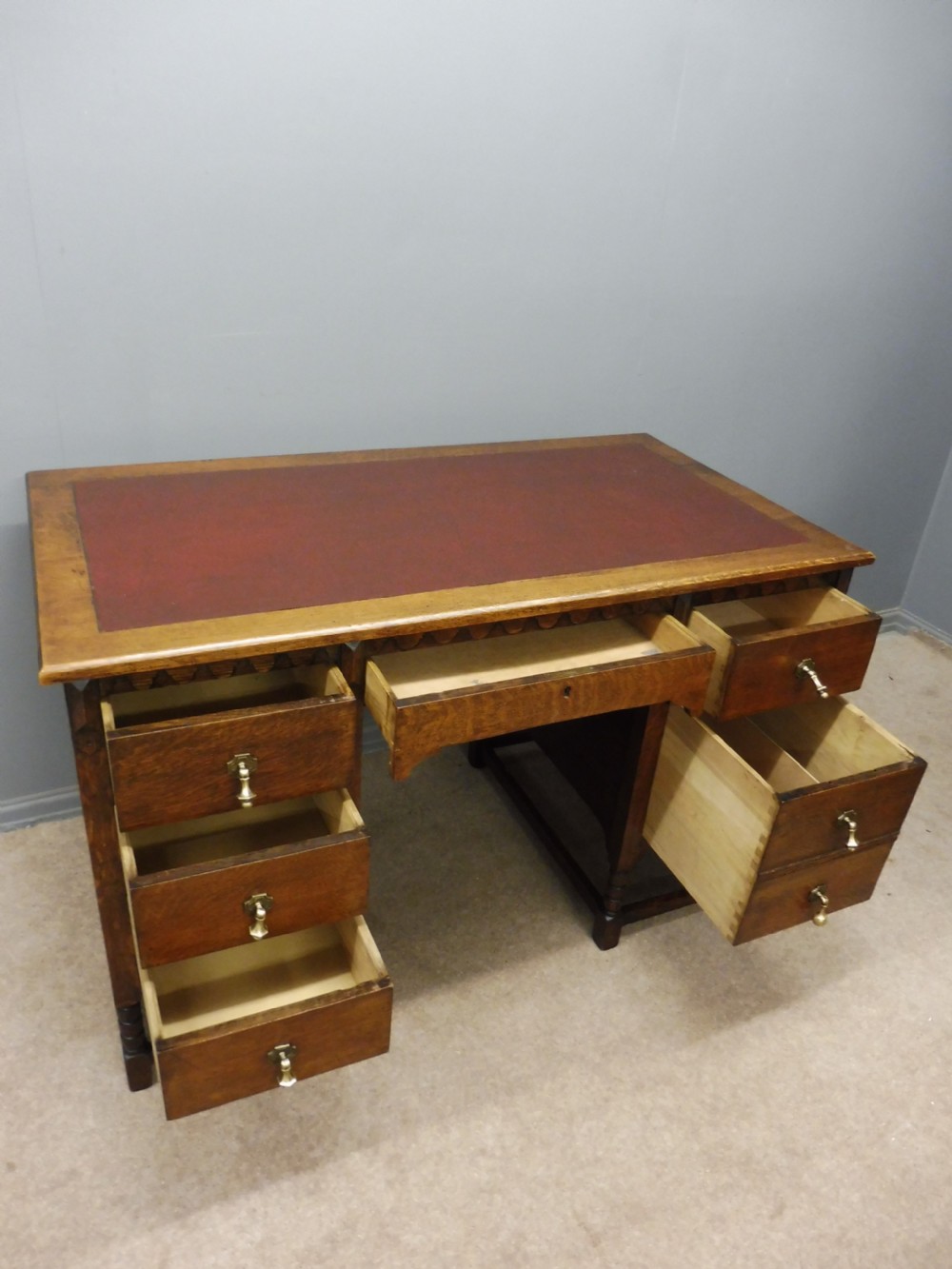 OAK ARTS AND CRAFTS STYLE DESK CIRCA 1910 View IX