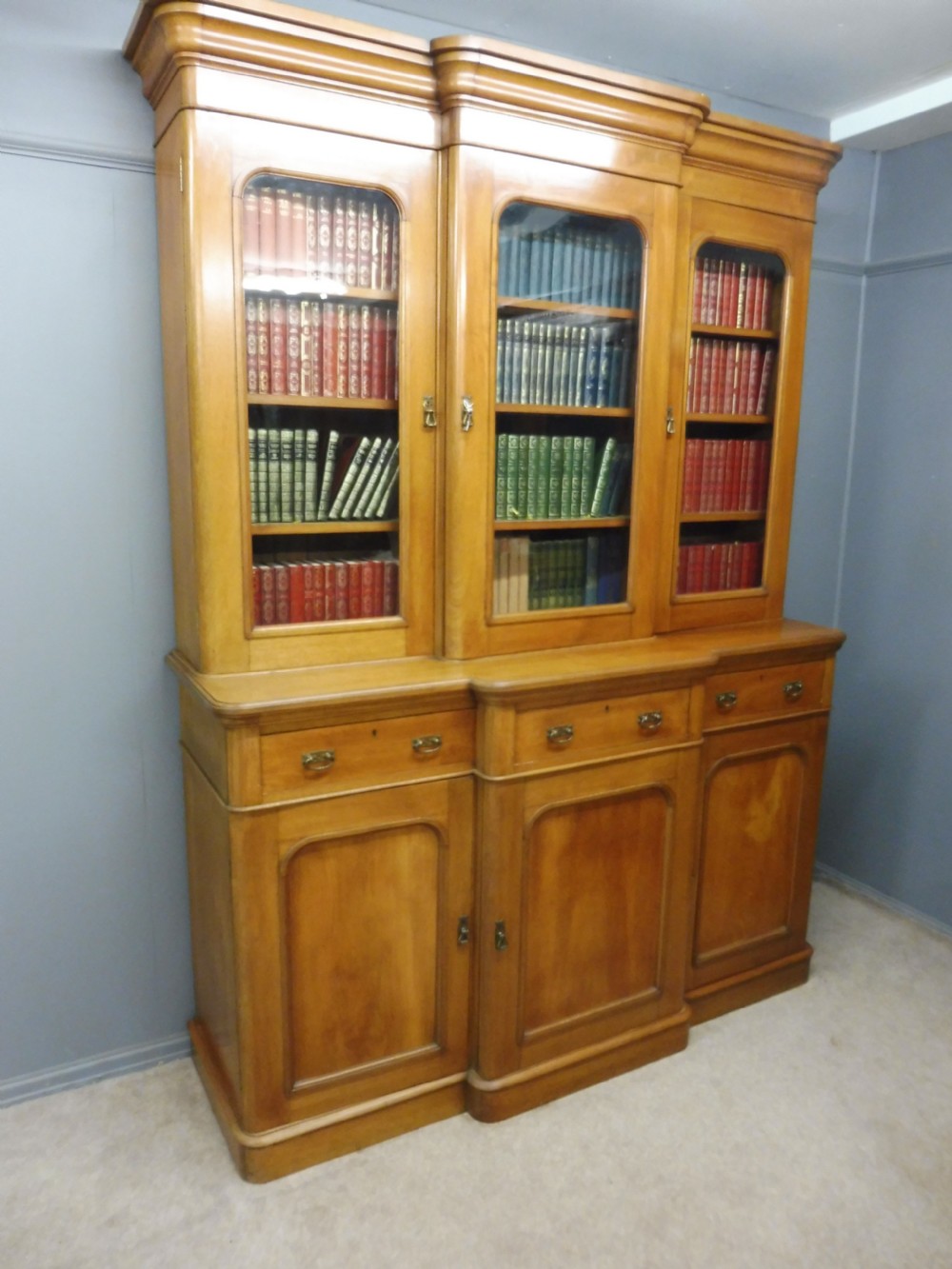 VICTORIAN MAHOGANY BREAKFRONT BOOKCASE
