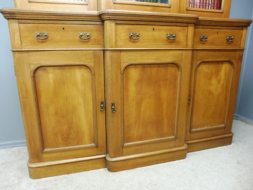 VICTORIAN MAHOGANY BREAKFRONT BOOKCASE View IV