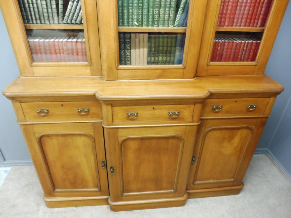 VICTORIAN MAHOGANY BREAKFRONT BOOKCASE View VII