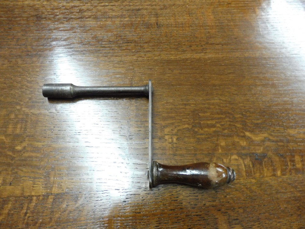 VICTORIAN OAK TWIST LEG EXTENDING WIND OUT DINING TABLE View V