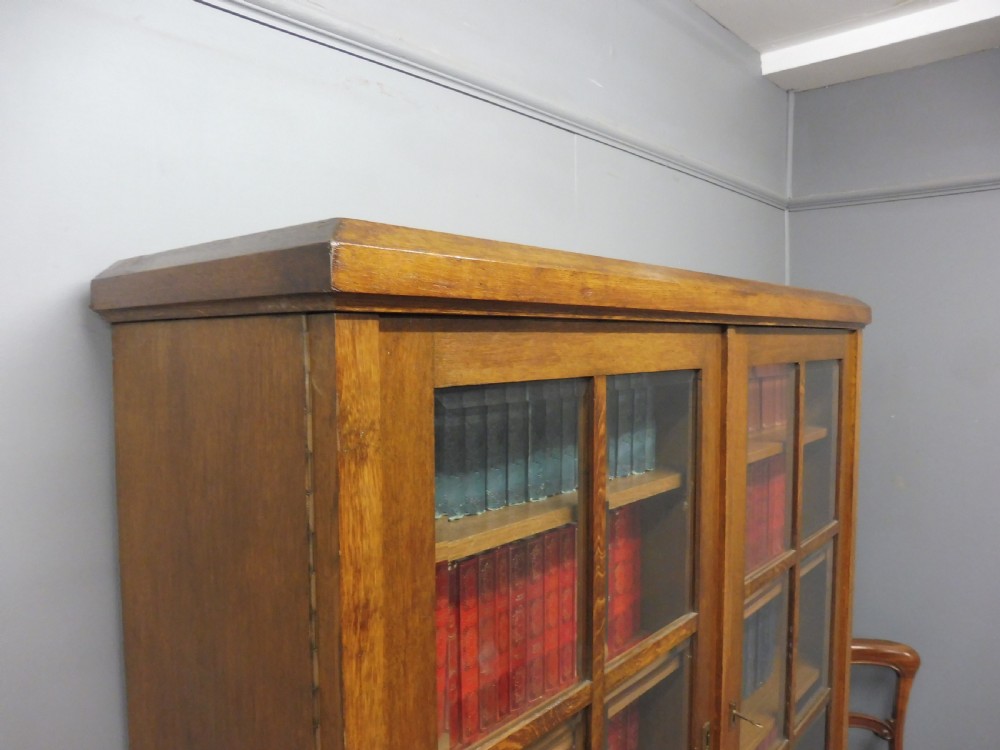 OAK  BOOKCASE View V