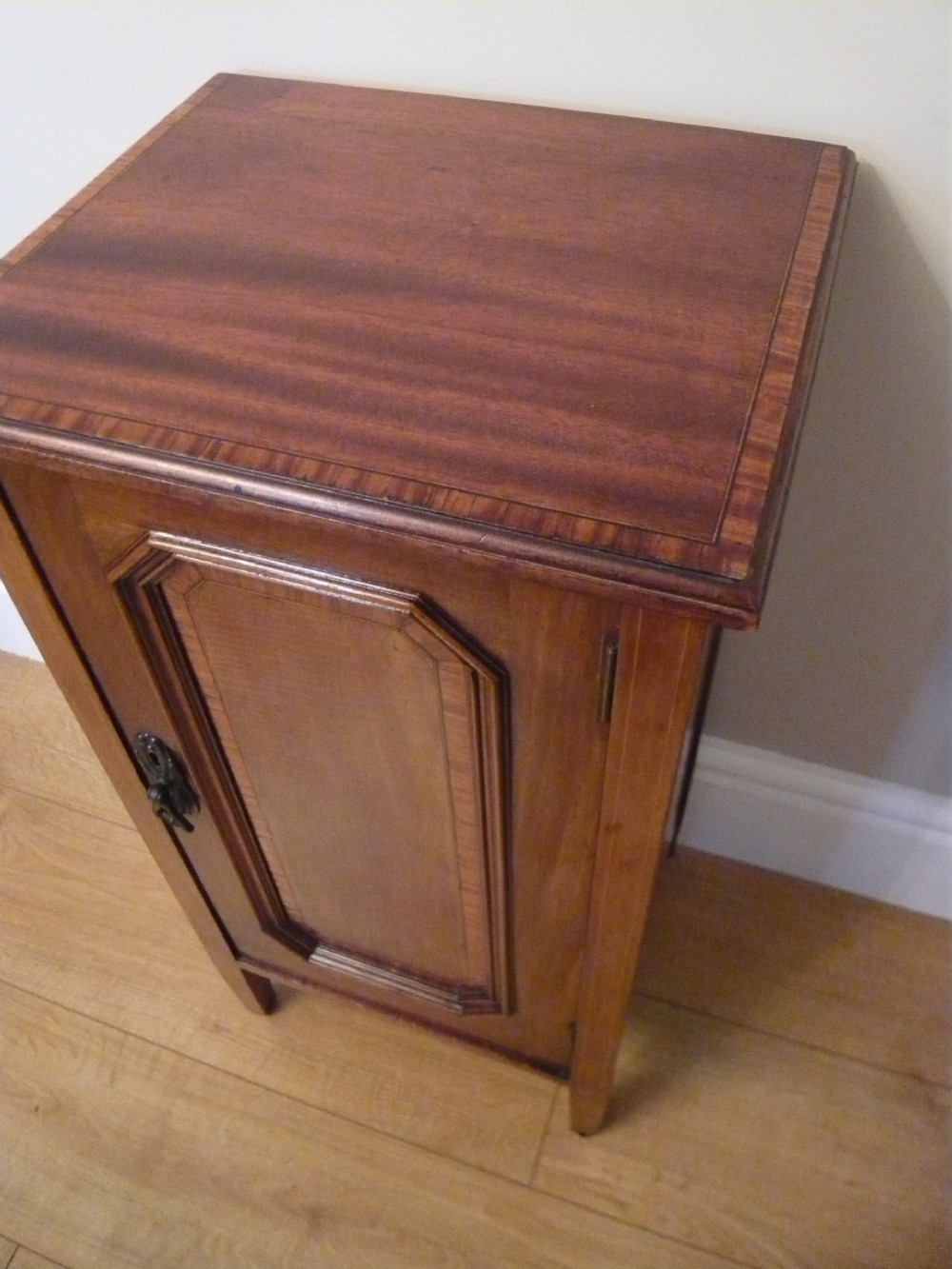 EDWARDIAN BEDSIDE CABINET MAHOGANY  C 1910 View III