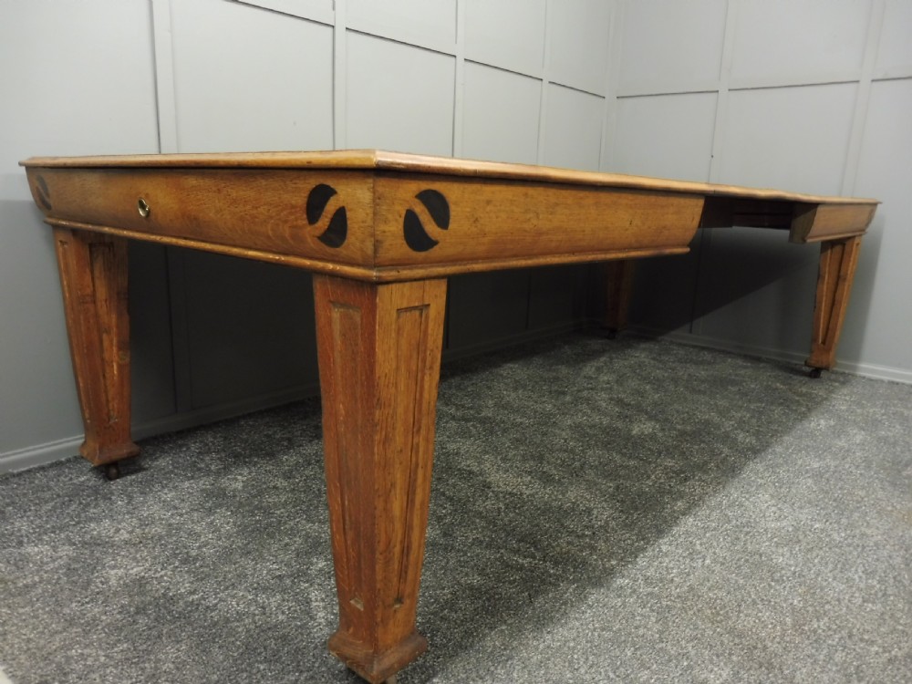 LARGE OAK ARTS AND CRAFTS EXTENDING DINING TABLE CIRCA 1900 View III