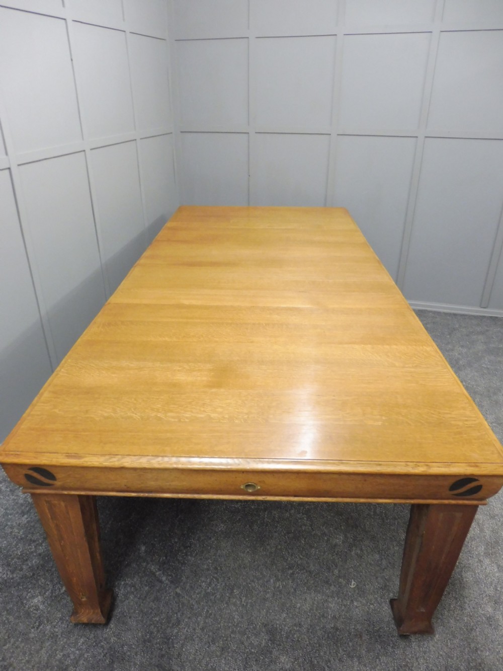 LARGE OAK ARTS AND CRAFTS EXTENDING DINING TABLE CIRCA 1900 View IV