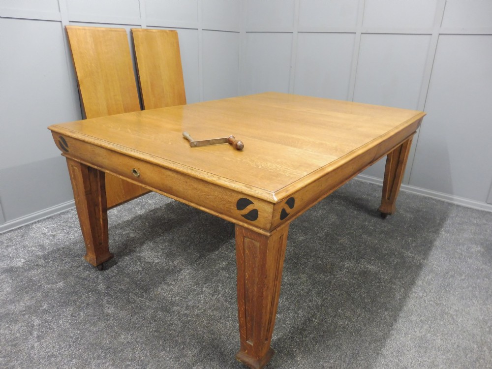LARGE OAK ARTS AND CRAFTS EXTENDING DINING TABLE CIRCA 1900