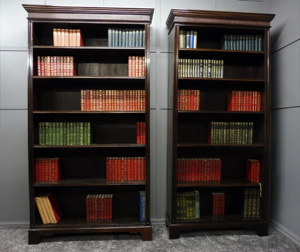 PAIR OF 19th CENTURY MAHOGANY ALCOVE BOOKCASES