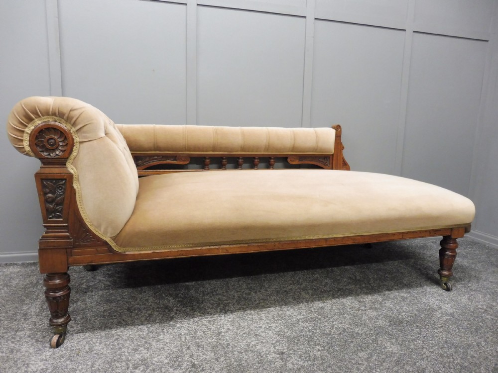 VICTORIAN WALNUT CHAISE LONGUE 