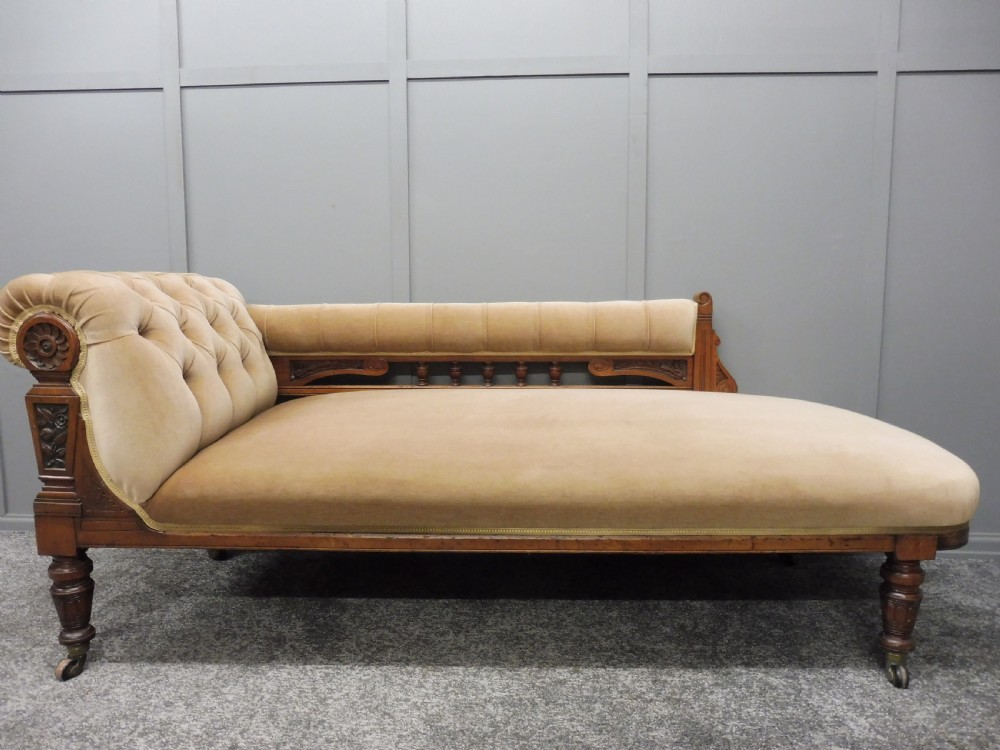 VICTORIAN WALNUT CHAISE LONGUE  View II
