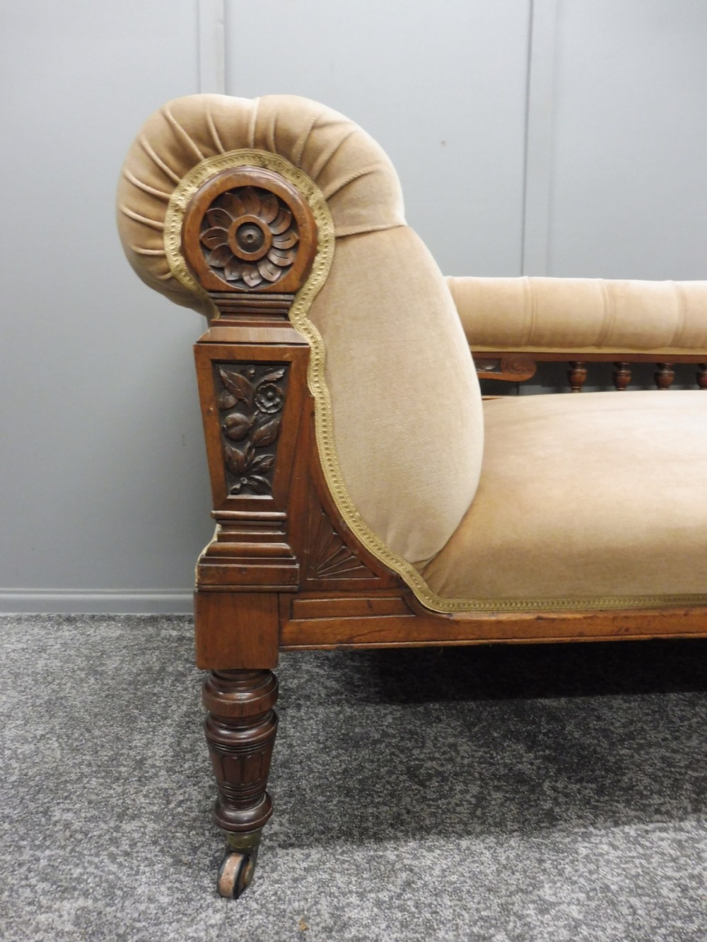 VICTORIAN WALNUT CHAISE LONGUE  View III