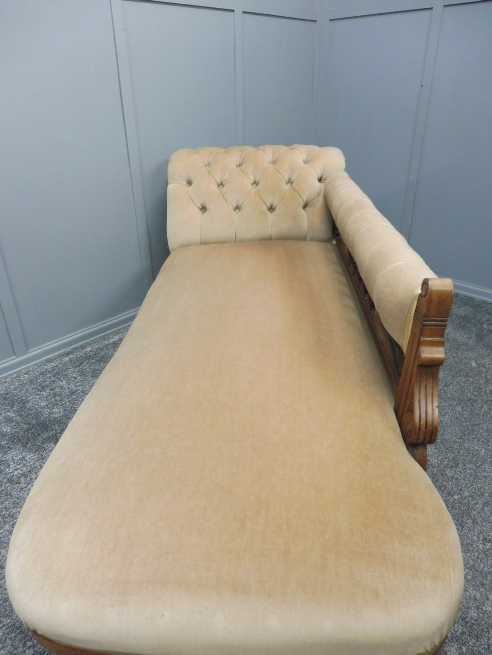 VICTORIAN WALNUT CHAISE LONGUE  View VII