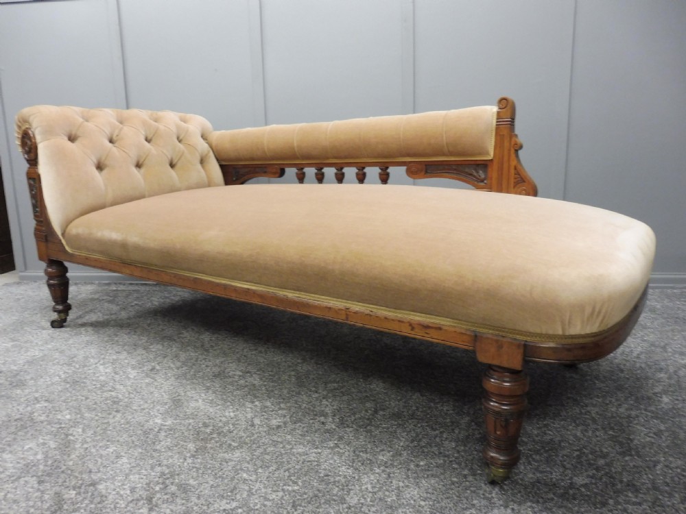 VICTORIAN WALNUT CHAISE LONGUE  View X