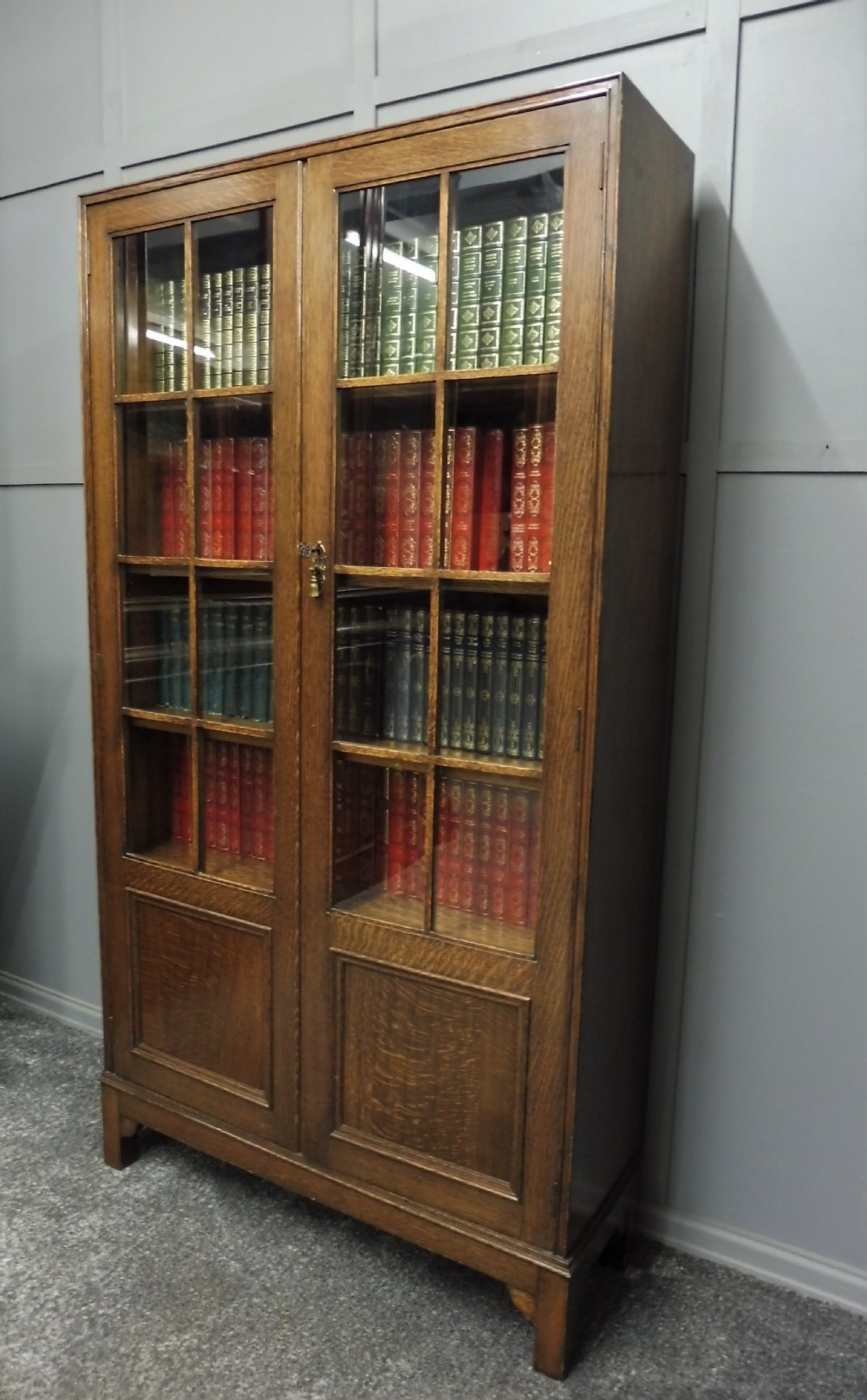GOOD SOLID OAK BOOKCASE View III
