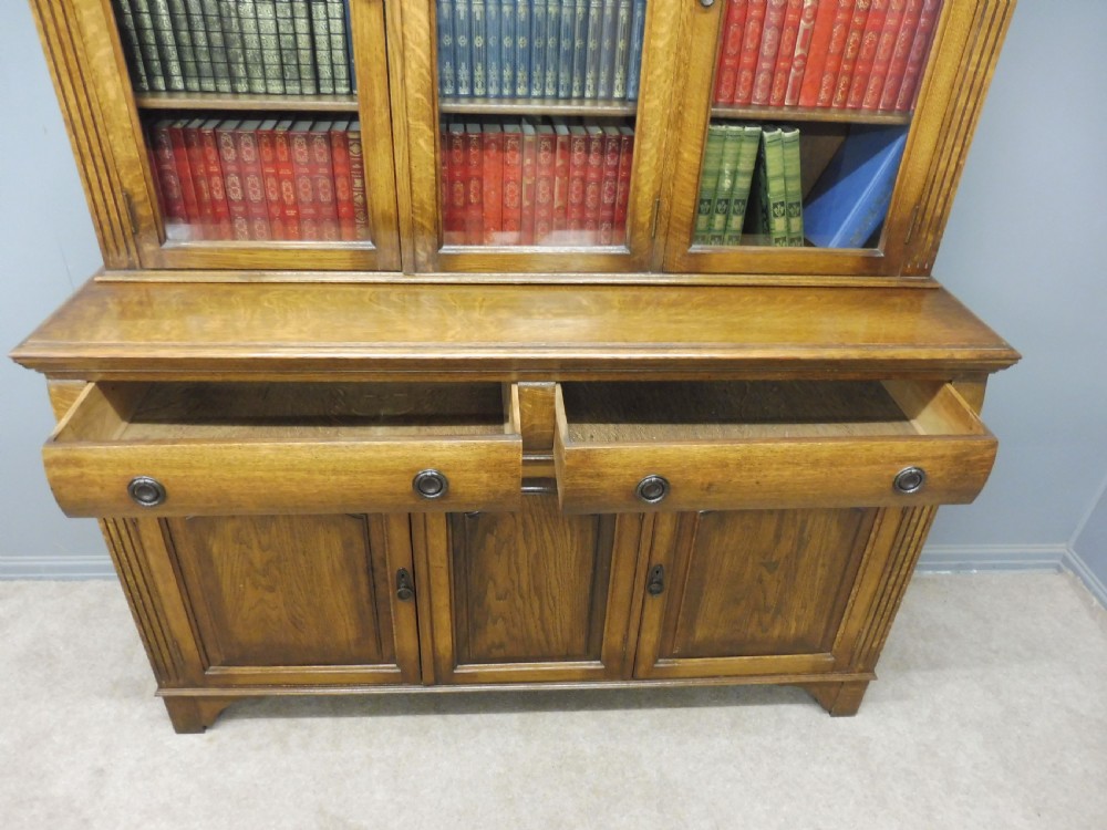 ANTIQUE OAK 3 DOOR BOOKCASE View VII