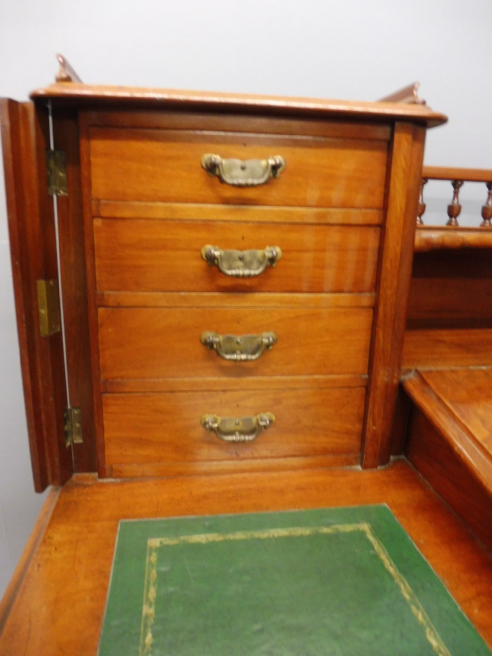 VICTORIAN MAHOGANY DESK View VI