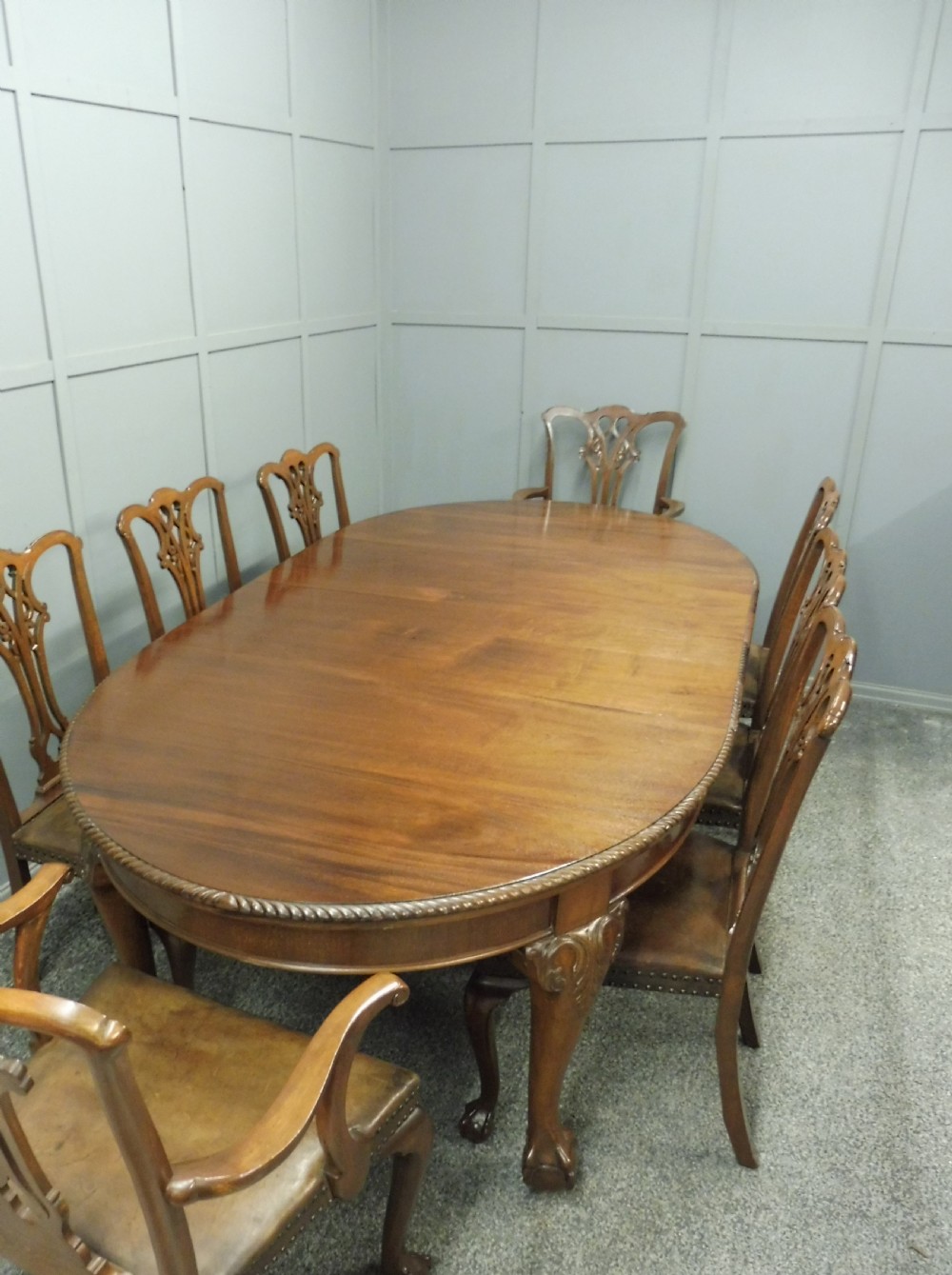 EDWARDIAN DINING TABLE AND 8 CHAIRS WITH BALL AND CLAW FEET CIRCA 1900 View II