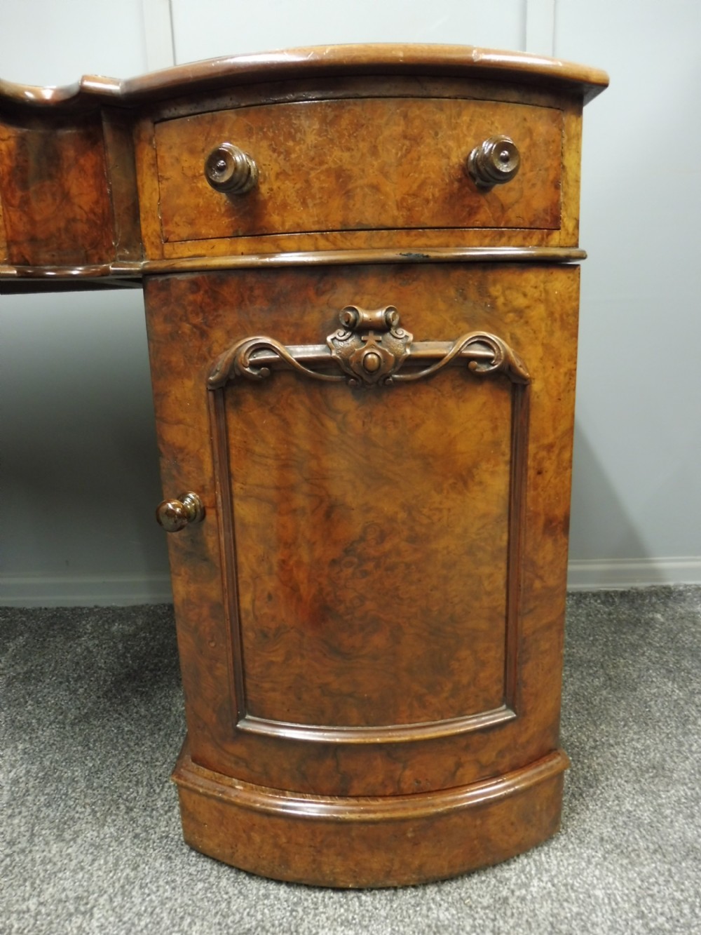 VICTORIAN BURR WALNUT SERPENTINE FRONTED PEDESTAL DESK View IX
