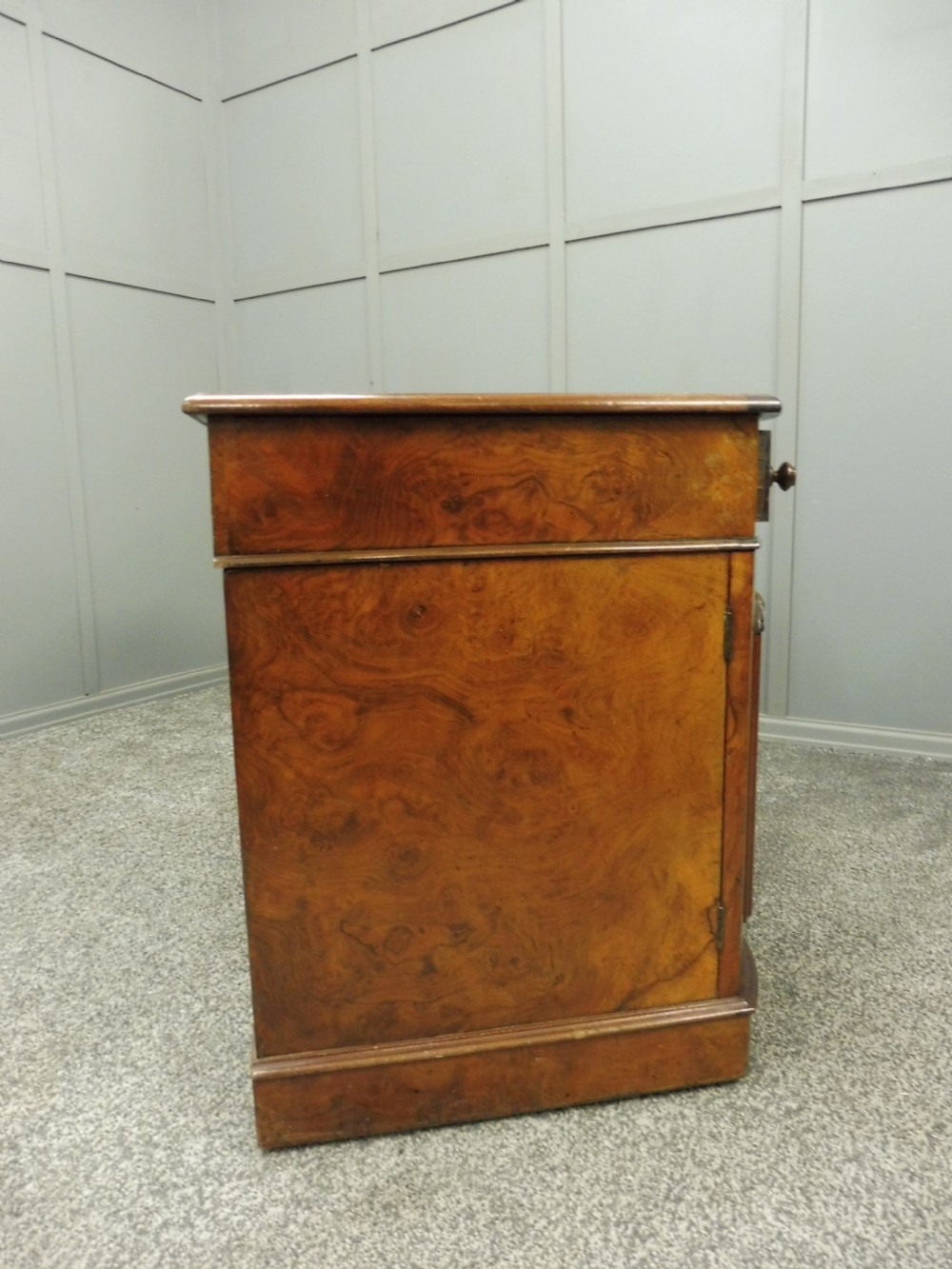 VICTORIAN BURR WALNUT SERPENTINE FRONTED PEDESTAL DESK View XV
