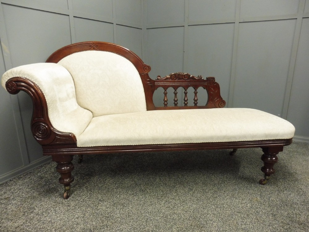 VICTORIAN MAHOGANY CHAISE LONGUE View II