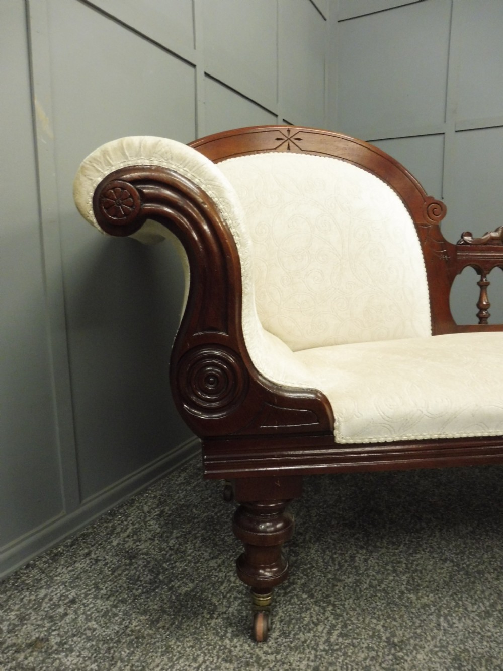 VICTORIAN MAHOGANY CHAISE LONGUE View III