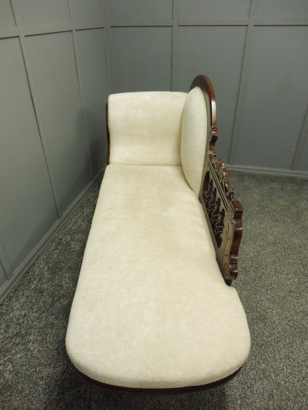 VICTORIAN MAHOGANY CHAISE LONGUE View V