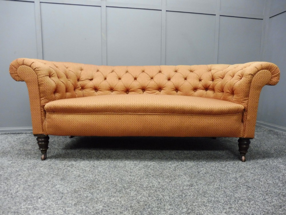 SMALL VICTORIAN CHESTERFIELD SOFA
