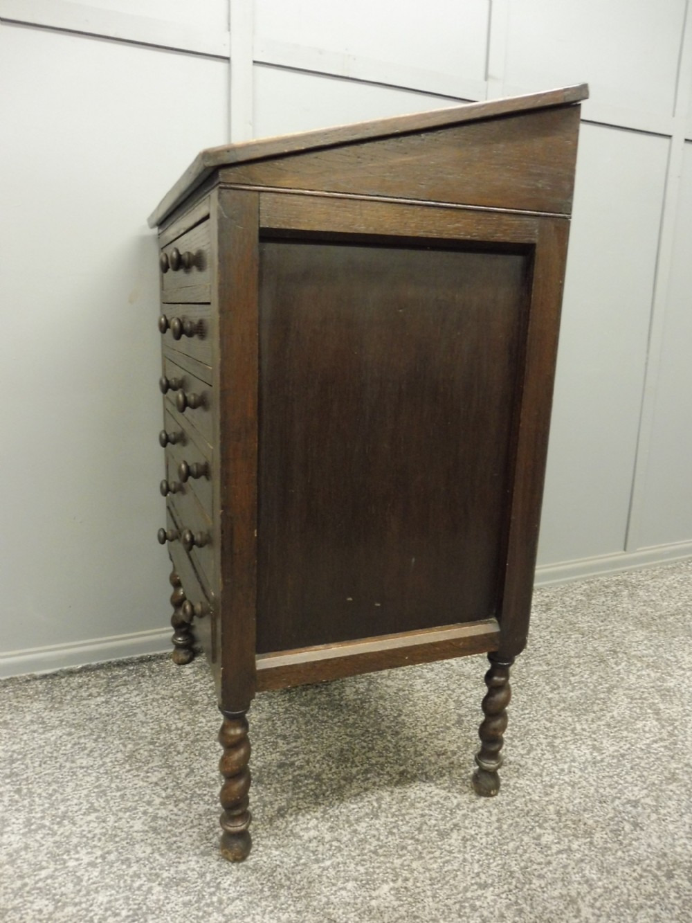 GLASS TOPPED OAK COLLECTORS CABINET View VI