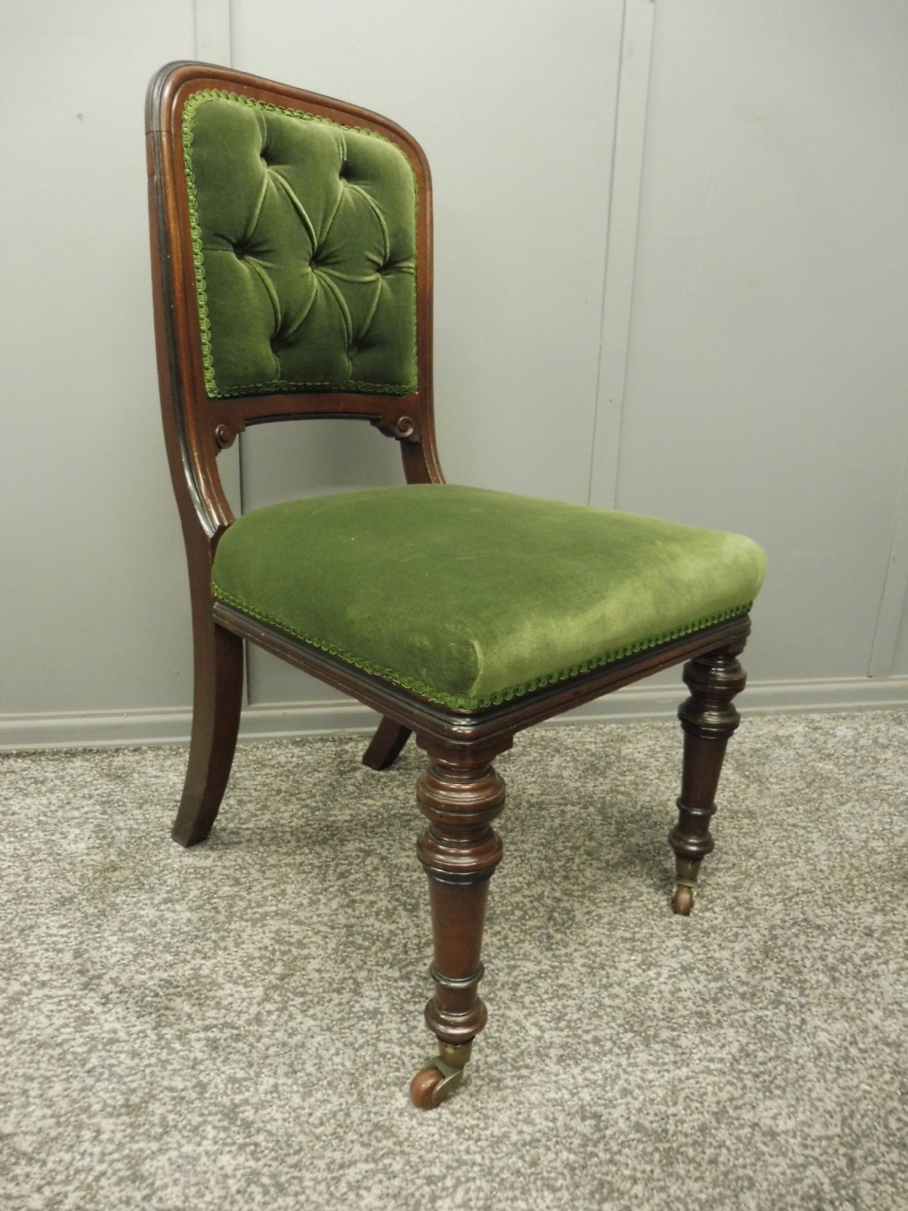 VICTORIAN WALNUT EXTENDING DINING TABLE AND 8 CHAIRS View XII