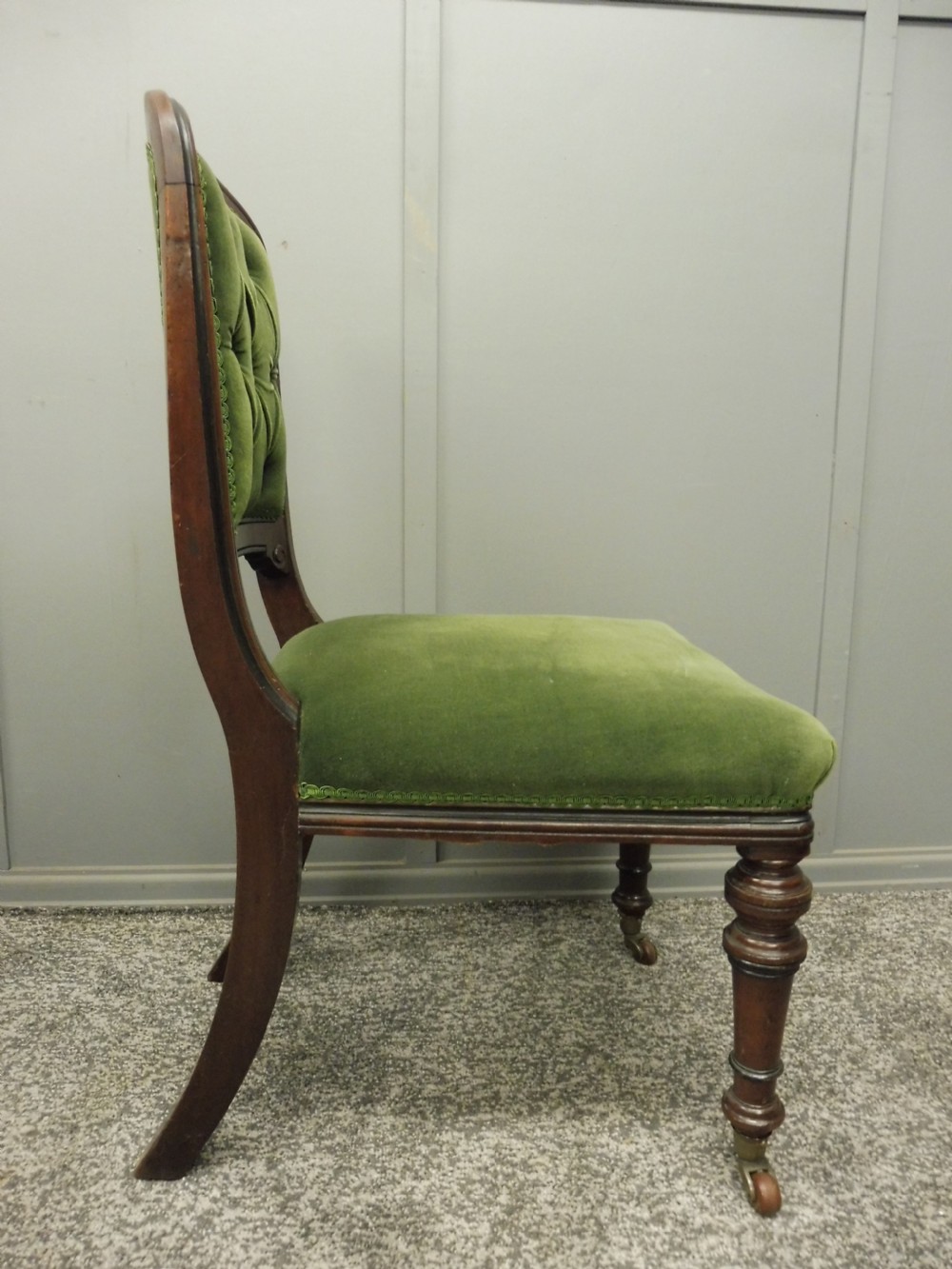 VICTORIAN WALNUT EXTENDING DINING TABLE AND 8 CHAIRS View XIII