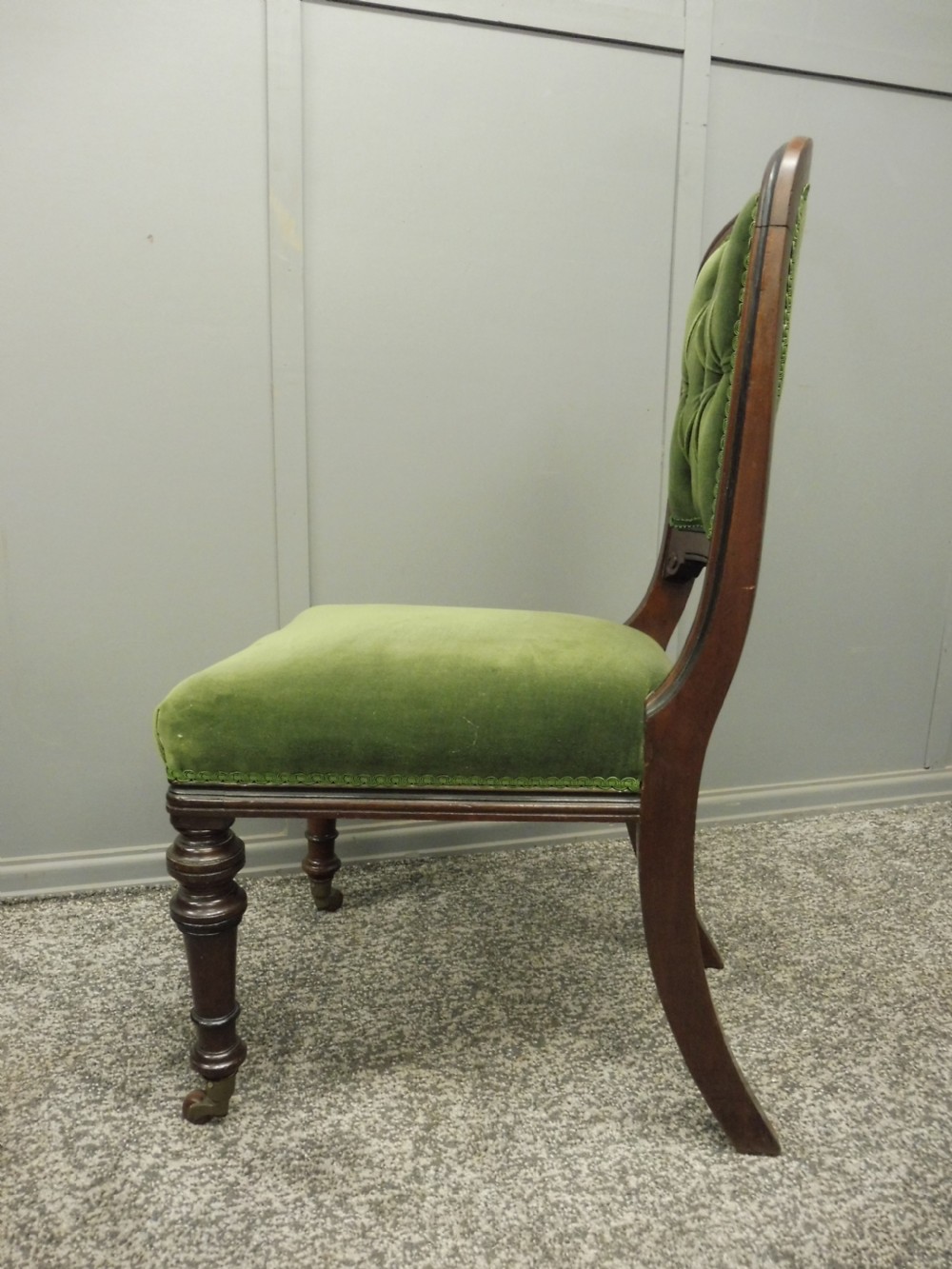VICTORIAN WALNUT EXTENDING DINING TABLE AND 8 CHAIRS View XV