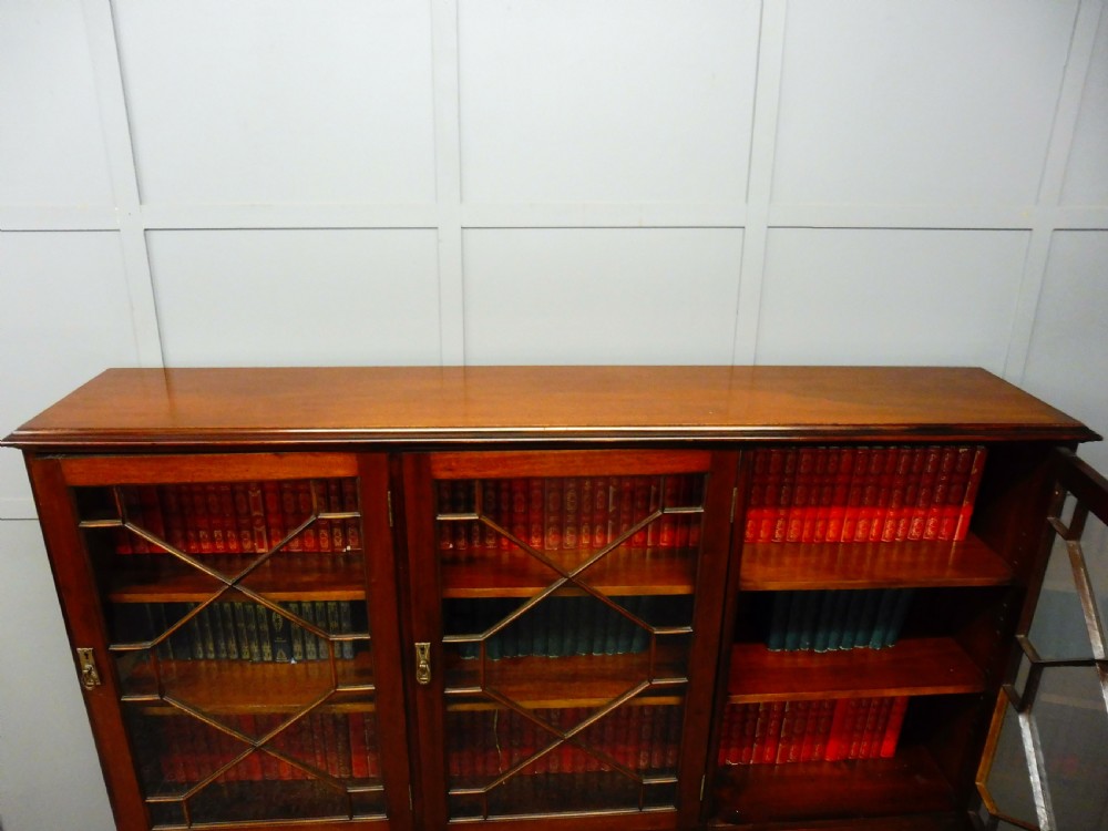 6 DOOR MAHOGANY BOOKCASE CIRCA 1920 View VII