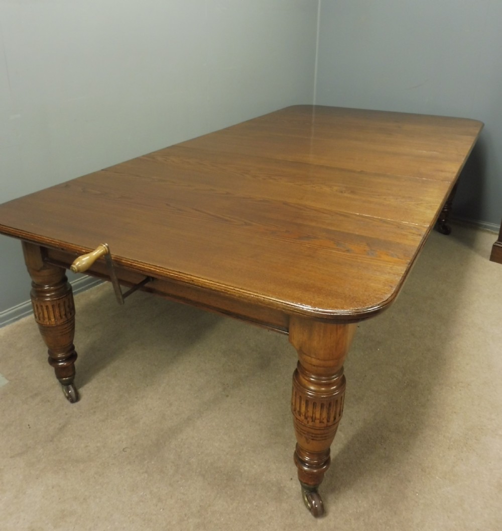 LARGE VICTORIAN OAK EXTENDING DINING TABLE