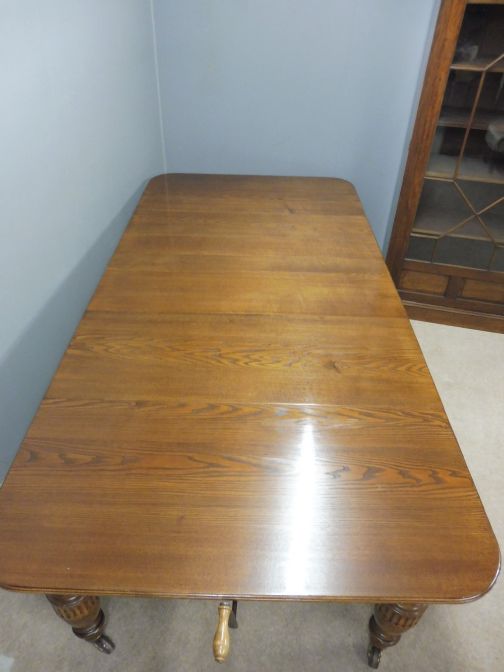 LARGE VICTORIAN OAK EXTENDING DINING TABLE View VI