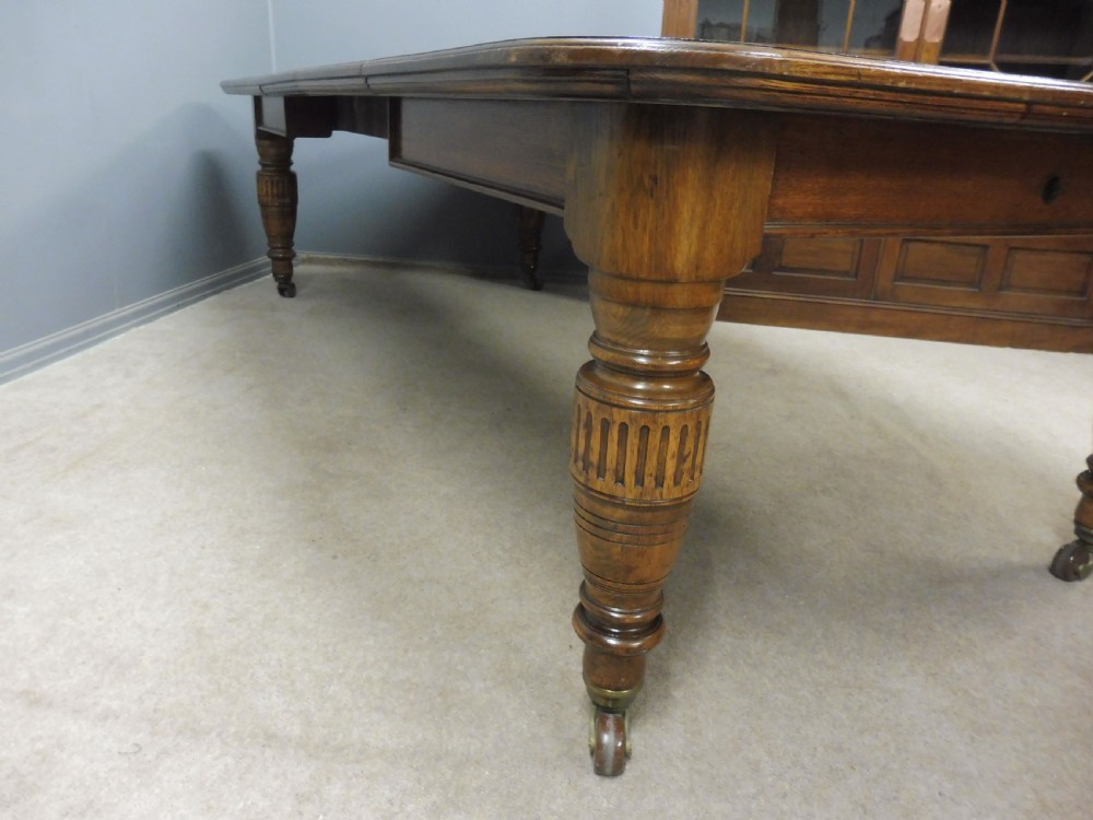 LARGE VICTORIAN OAK EXTENDING DINING TABLE View XII