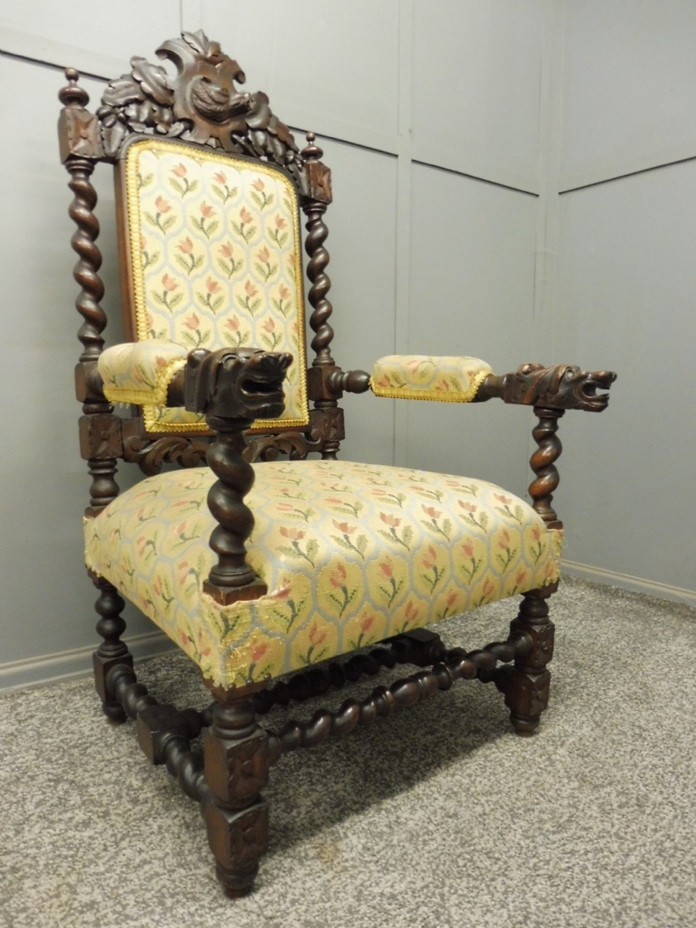 CARVED OAK 19TH CENTURY ARMCHAIR WITH DOGS HEAD ARMS