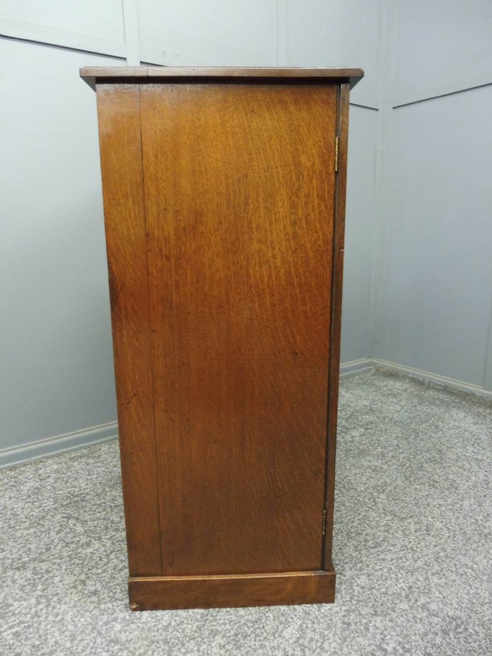 EDWARDIAN OAK WELLINGTON COLLECTORS CHEST View V