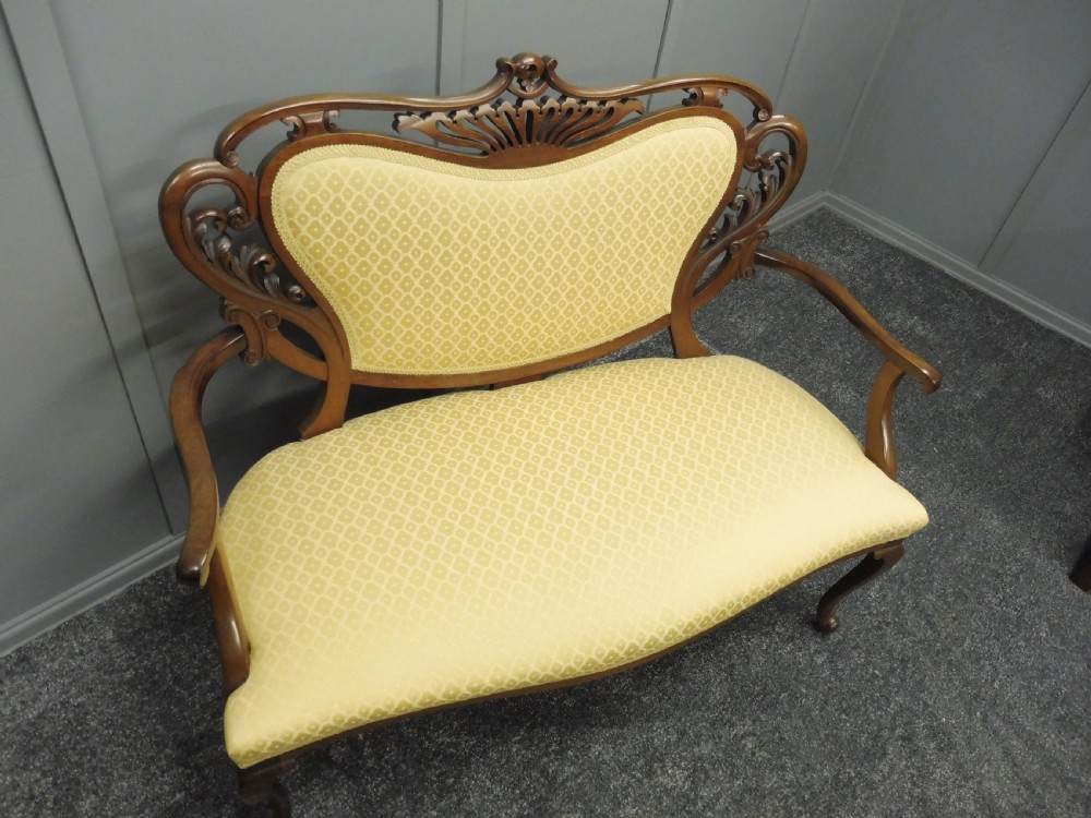  SUPERB VICTORIAN WALNUT SOFA View VII