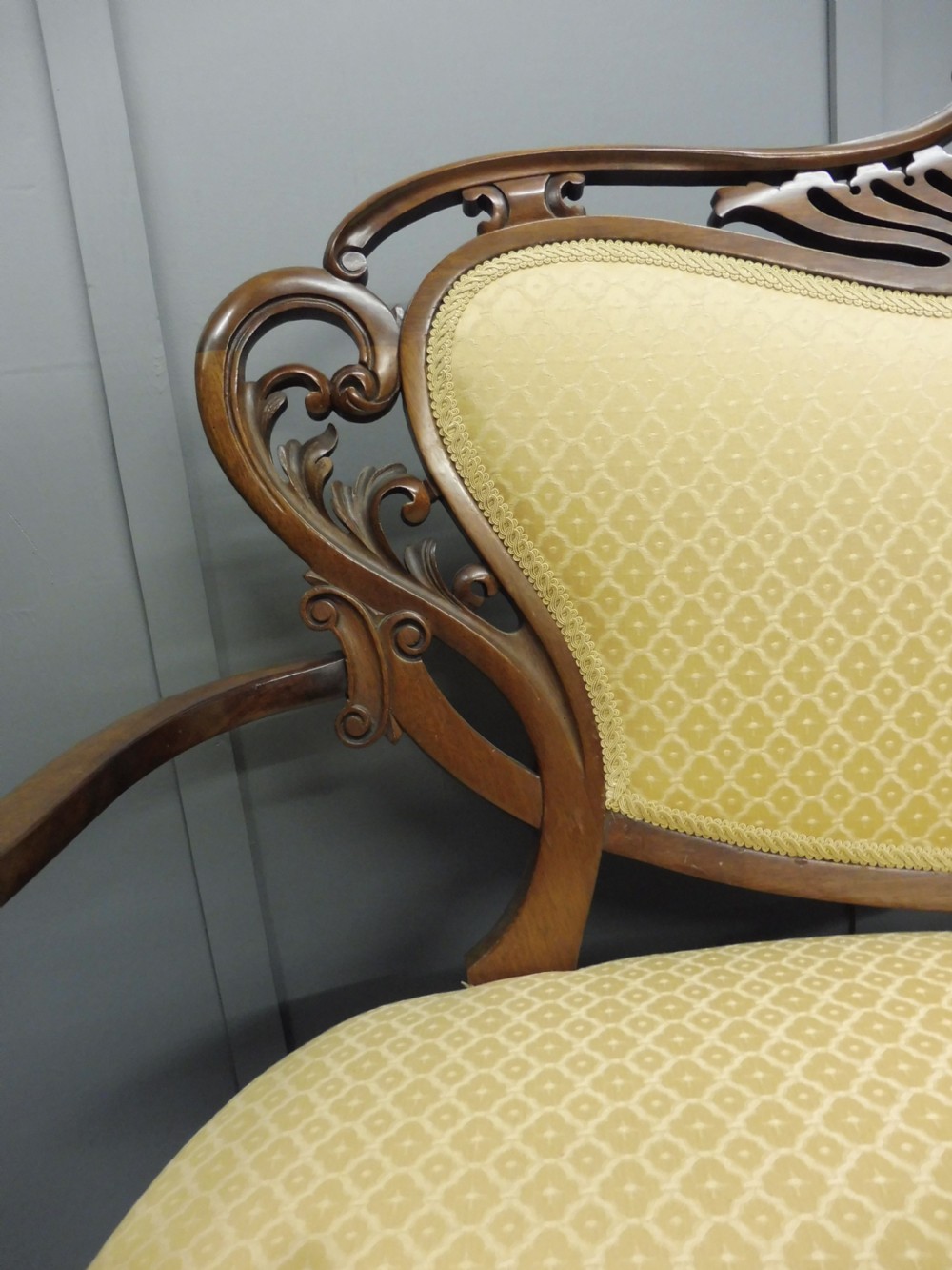  SUPERB VICTORIAN WALNUT SOFA View VIII