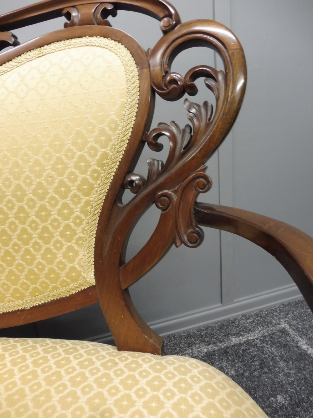  SUPERB VICTORIAN WALNUT SOFA View IX