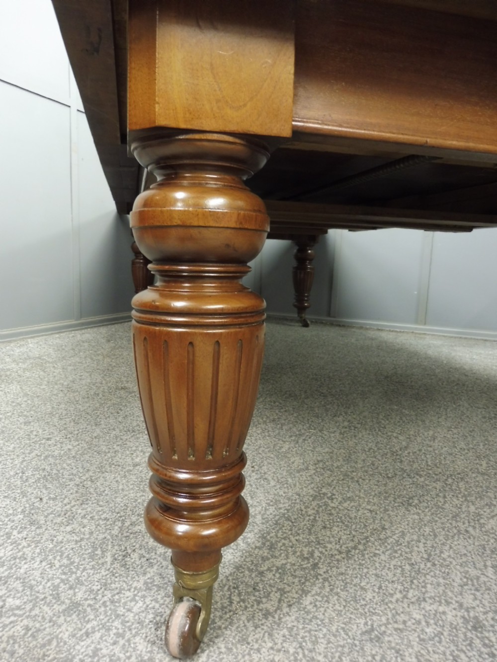 LARGE VICTORIAN MAHOGANY EXTENDING DINING TABLE View V