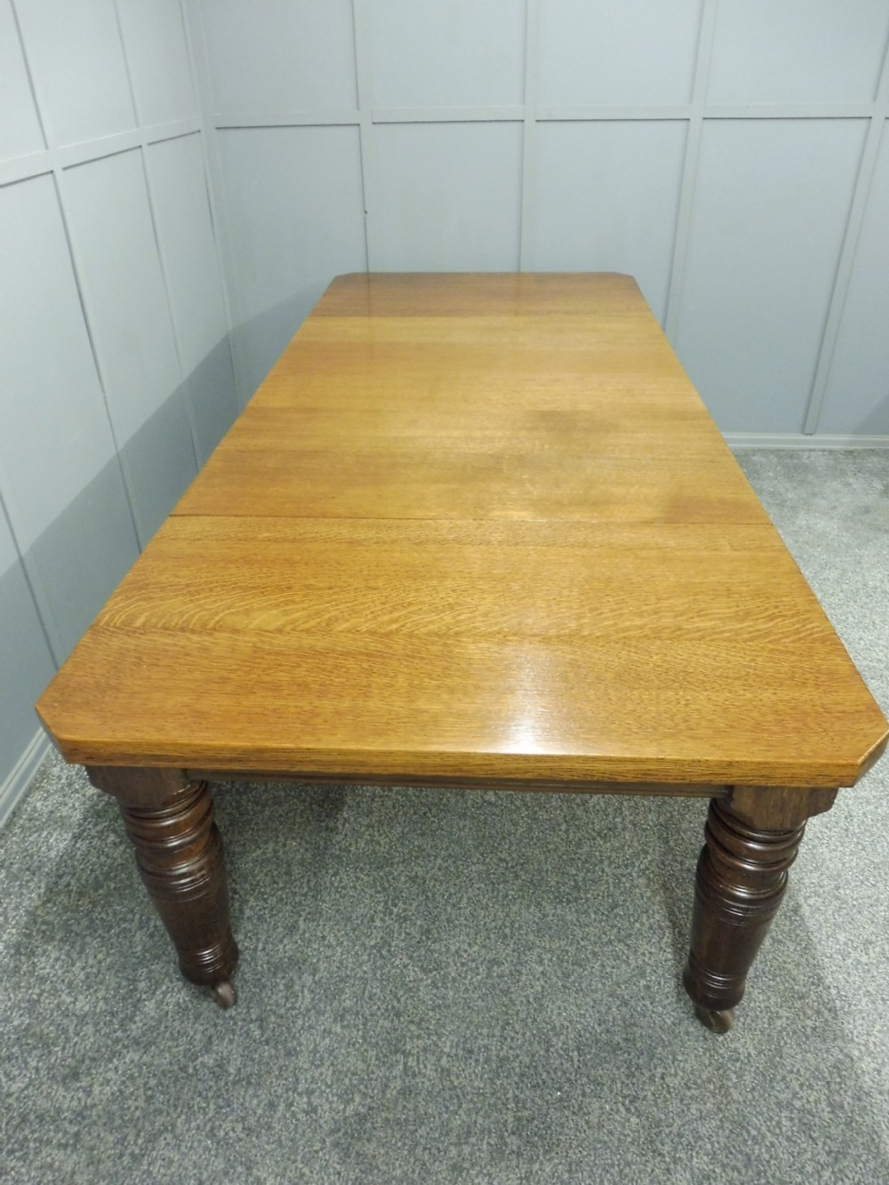 LARGE OAK VICTORIAN EXTENDING DINING TABLE View II