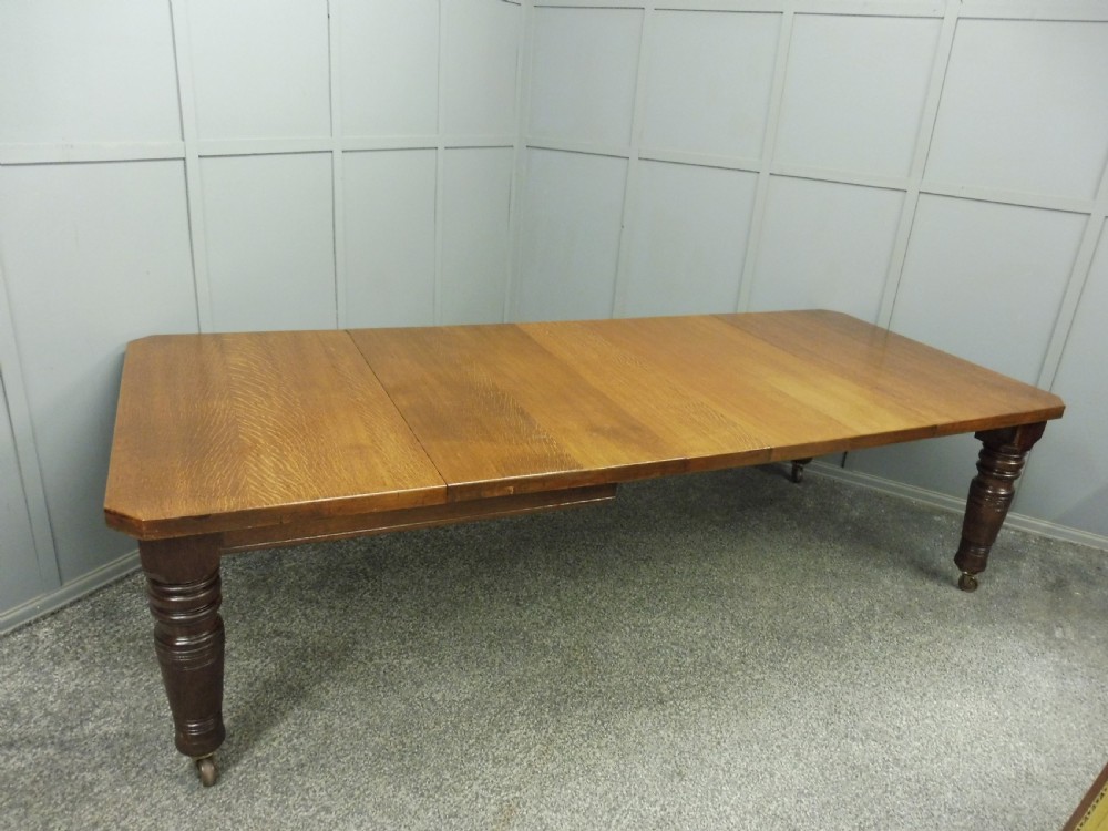 LARGE OAK VICTORIAN EXTENDING DINING TABLE View III
