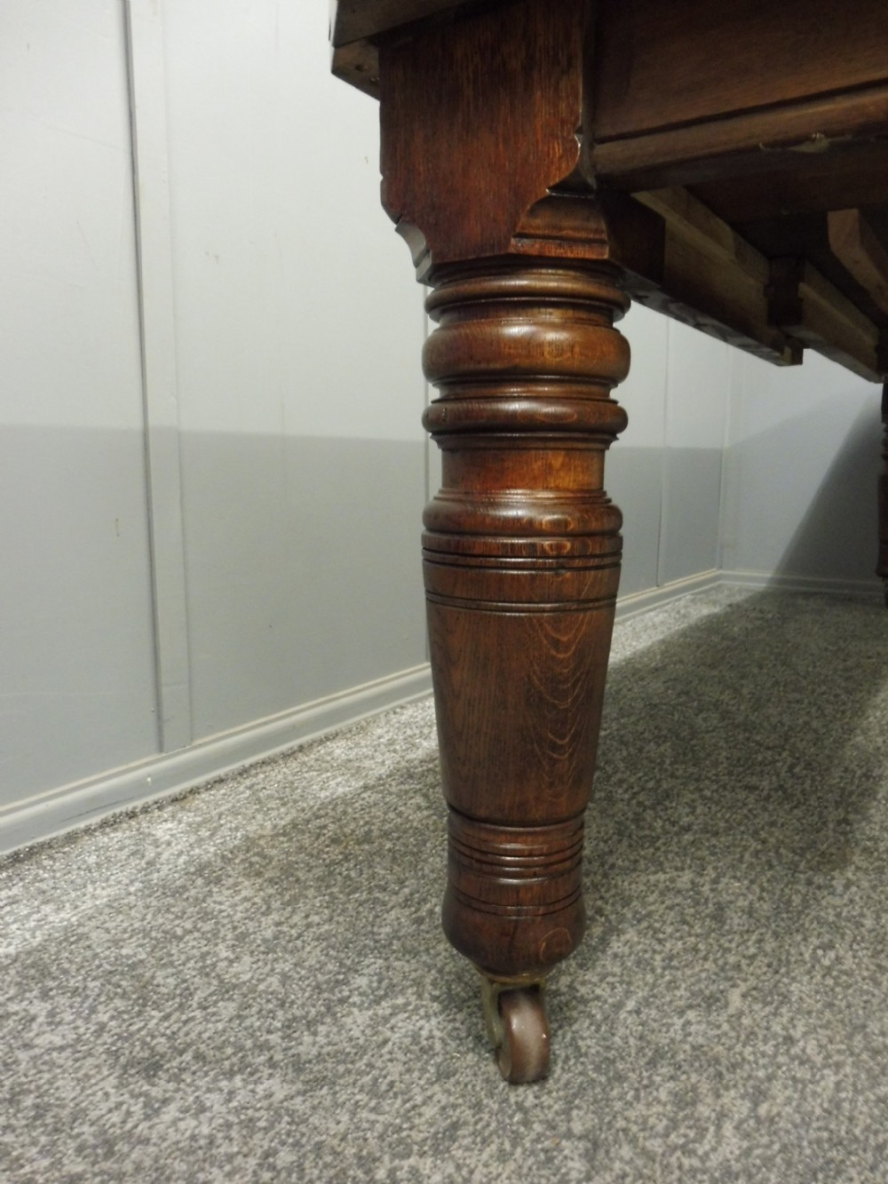 LARGE OAK VICTORIAN EXTENDING DINING TABLE View V