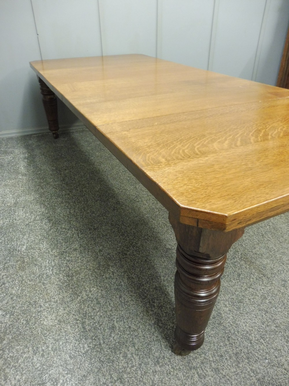 LARGE OAK VICTORIAN EXTENDING DINING TABLE View VII