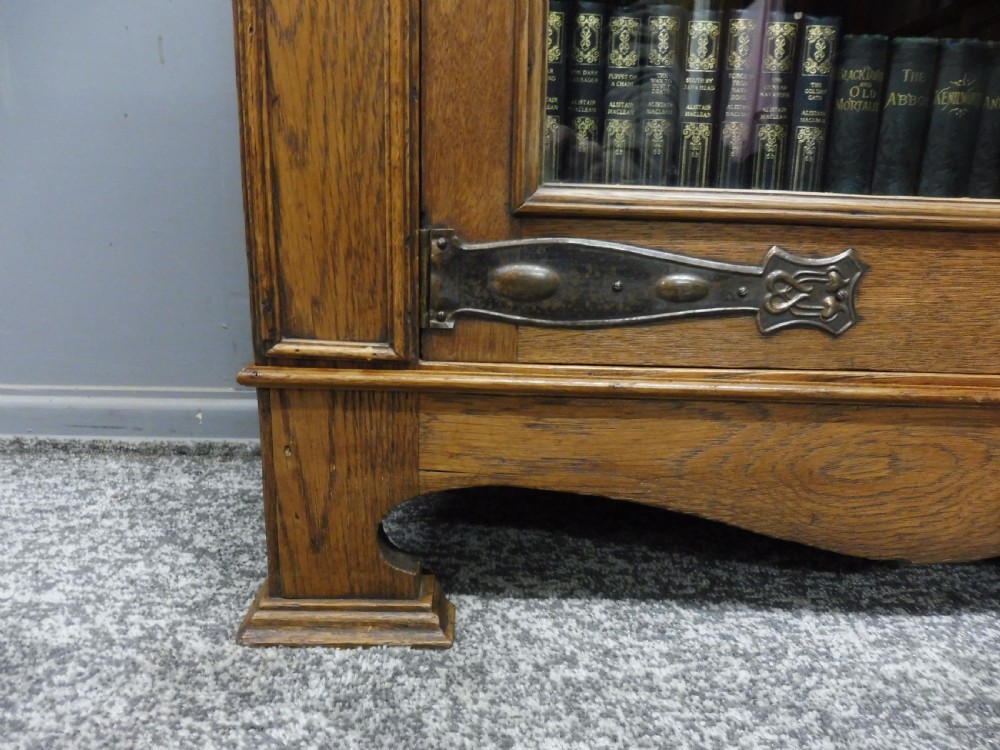 OAK ARTS AND CRAFTS BOOKCASE View VII