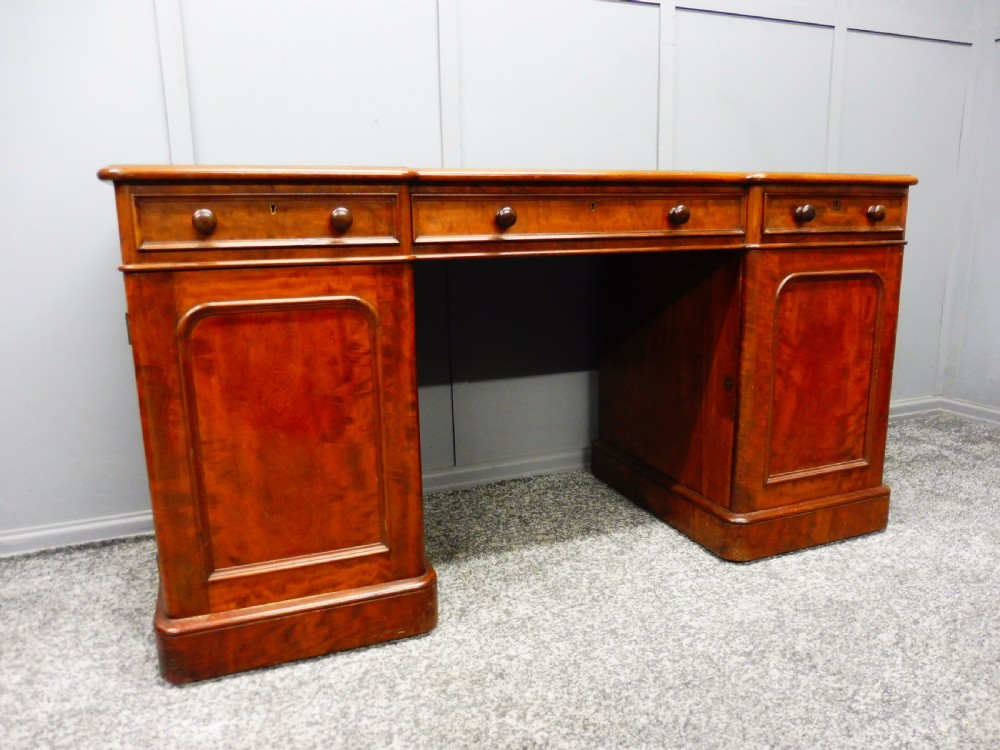VICTORIAN MAHOGANY DESK