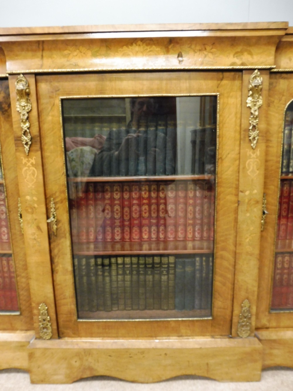 VICTORIAN FIGURED WALNUT BREAKFRONT BOOKCASE View VI