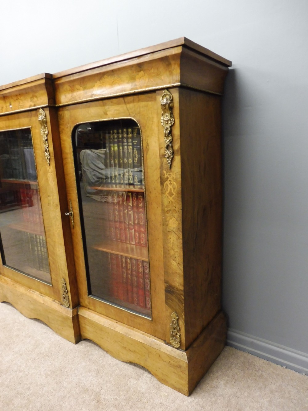VICTORIAN FIGURED WALNUT BREAKFRONT BOOKCASE View XI